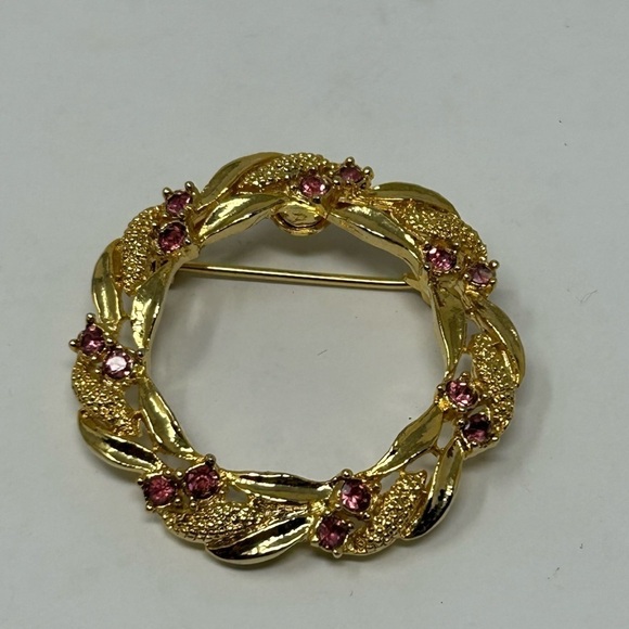Vintage Gerry's Small Gold Tone Leaf Wreath Brooch with Pink Rhinestones - Picture 2 of 5